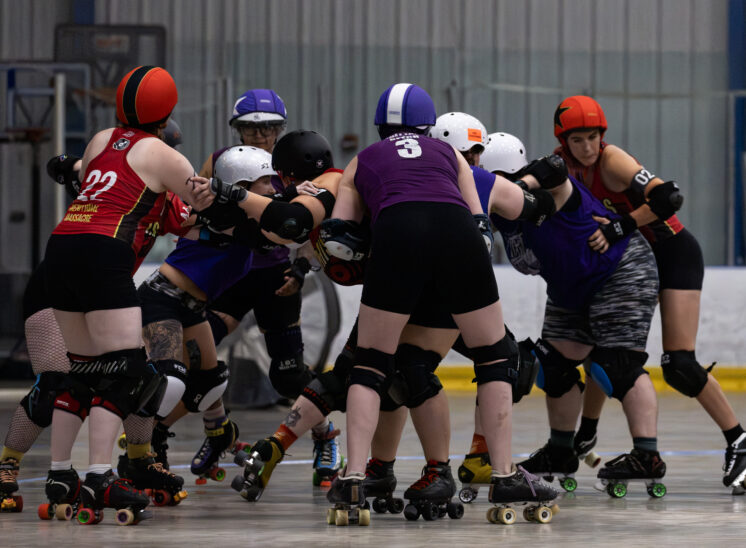 Twister City Lightning Quads and Memphis B-Sides skaters form a dense pack while battling for position.